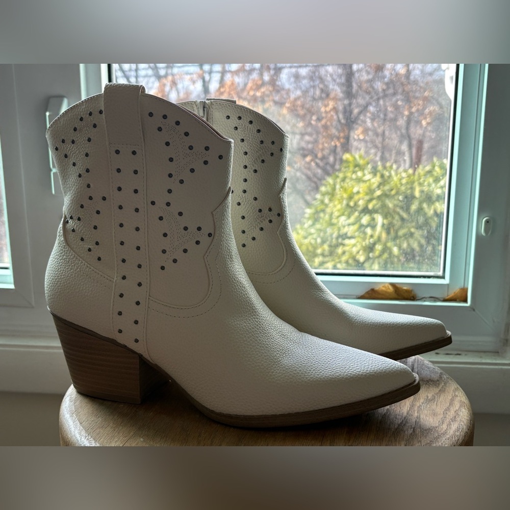 Universal Thread Twyla Western Ankle Booties